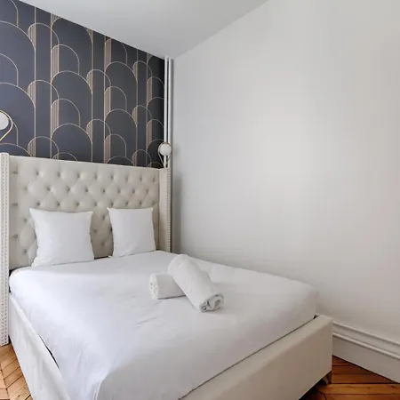 Convivialite Pour 8 Personnes - Parc Monceau